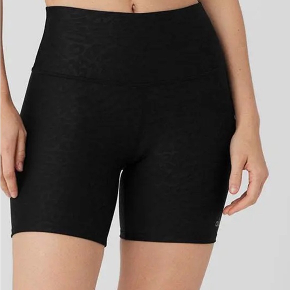 Alo yoga 5" Airlift High-Waist Leopard Debossed Biker Short black xs - Picture 3 of 4